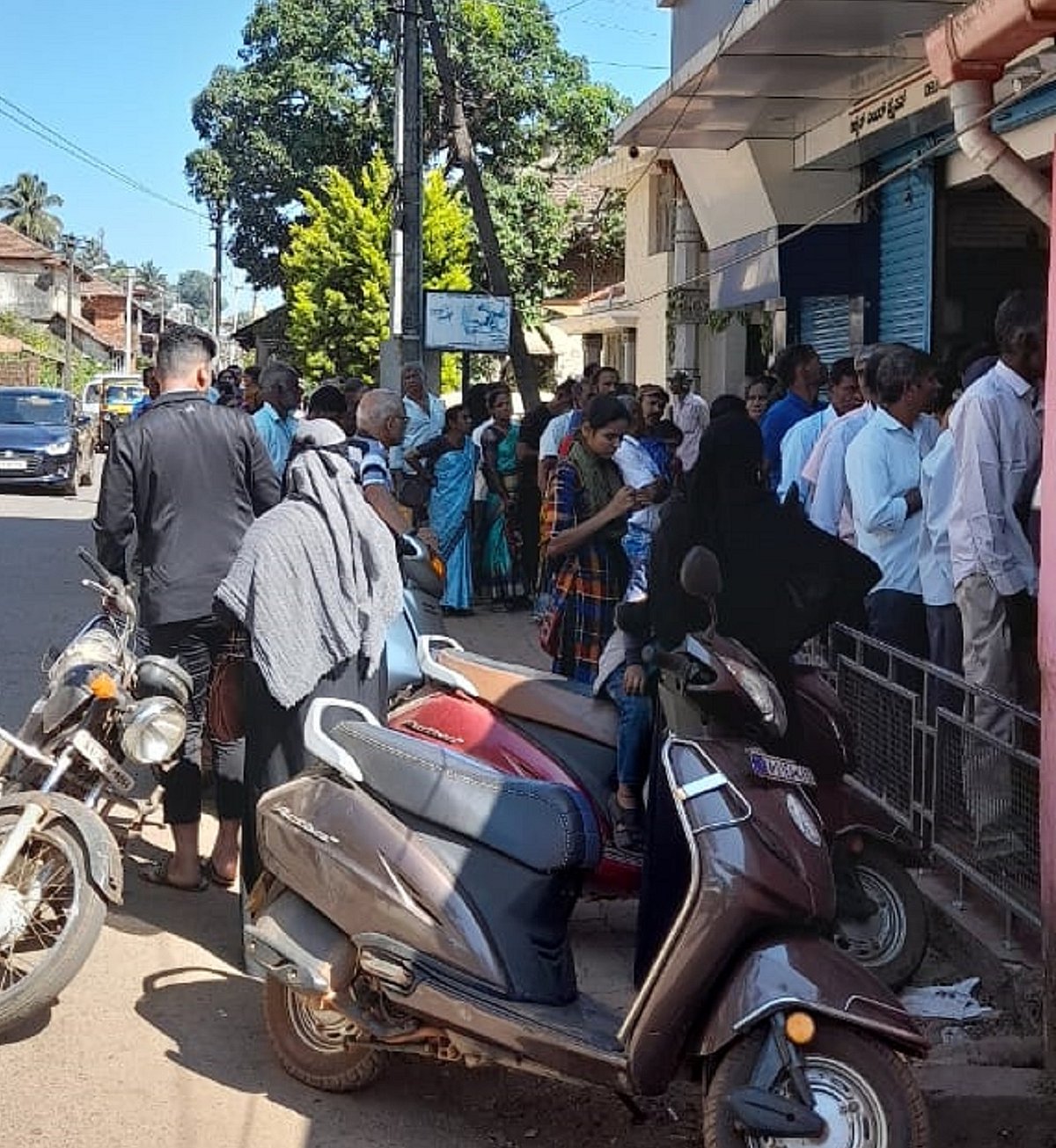 ಇ ಕೆವೈಸಿ ಅಪ್‌ಡೇಟ್‌: ಎಜೆನ್ಸಿ ಕಚೇರಿಗಳೆದುರು ಸಾಲುಗಟ್ಟಿದ ಗ್ರಾಹಕರು