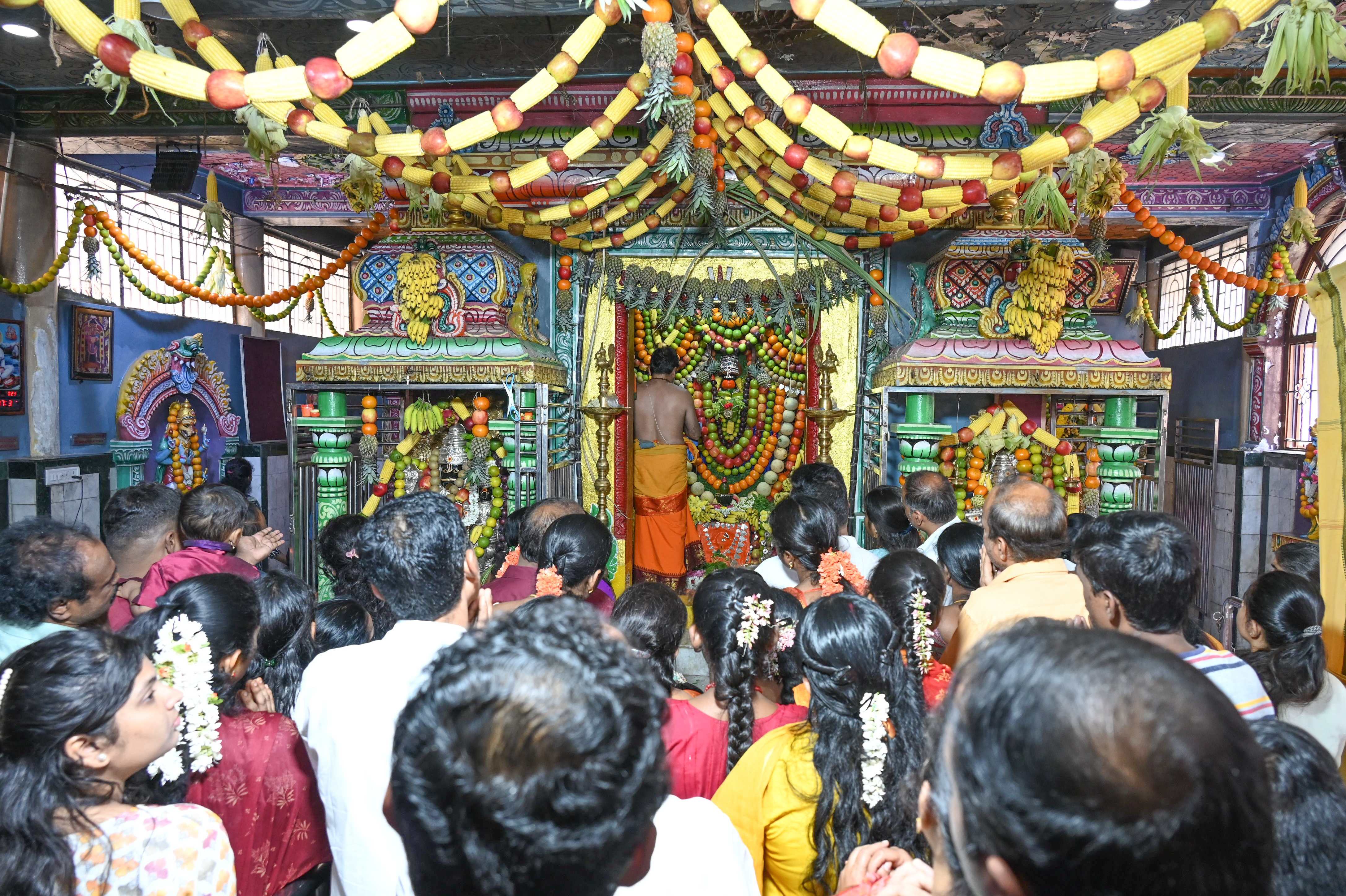 ಹನುಮ ಜಯಂತಿ ಪ್ರಯುಕ್ತ ಚಿನ್ನಯ್ಯನ ಪಾಳ್ಯದ ಆಂಜನೇಯ ದೇವಸ್ಥಾನದಲ್ಲಿ ಆಂಜನೇಯ ದೇವರ ಮೂರ್ತಿಯನ್ನು ವಿವಿಧ ಹಣ್ಣುಗಳಿಂದ ಅಲಂಕರಿಸಲಾಯಿತು. ಪ್ರಜಾವಾಣಿ ಚಿತ್ರ/ ಎಸ್‌.ಕೆ. ದಿನೇಶ್‌