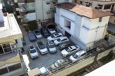 ರಾಂಚಿ: ಐಟಿ ದಾಳಿ ವೇಳೆ ಧೀರಜ್ ಸಾಹು ನಿವಾಸದ ಮುಂದೆ ನಿಲ್ಲಿಸಲಾಗಿರುವ ವಾಹನಗಳು. 