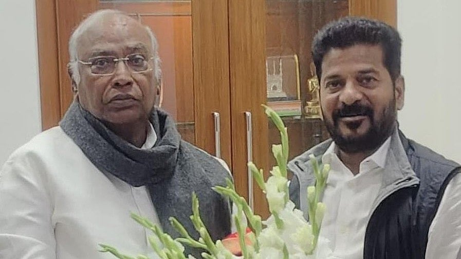 ಪ್ರಮಾಣ ವಚನಕ್ಕೂ ಮುನ್ನ ಖರ್ಗೆ, ಸೋನಿಯಾ–ರಾಹುಲ್ ಭೇಟಿ ಮಾಡಿದ ರೇವಂತ್ ರೆಡ್ಡಿ