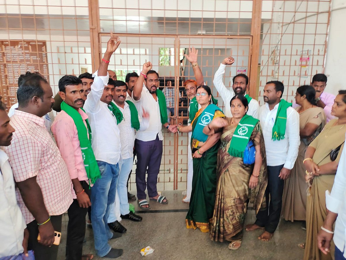 ಮೆಣಸಿನಕಾಯಿ ಬೆಳೆಗೆ ನೀರು ಕೊಡಿ: ರೈತರ ಪ್ರತಿಭಟನೆ