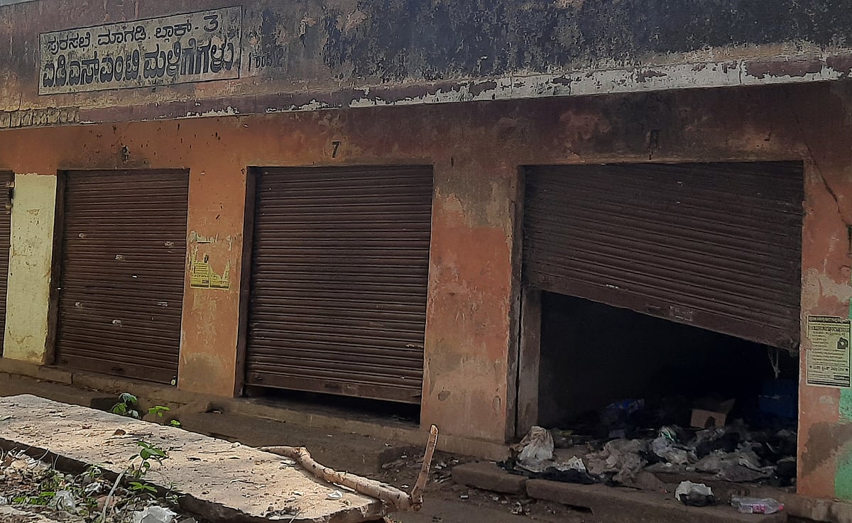 ಮಾಗಡಿ: ಕುಸಿಯುವ ಸ್ಥಿತಿಯಲ್ಲಿ ಪುರಸಭೆ ಮಳಿಗೆ