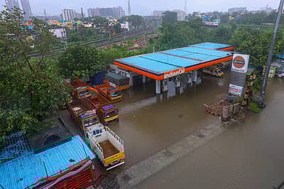 ಚೆನ್ನೈಯಲ್ಲಿ ನೀರಿನಿಂದ ಆವೃತ್ತಗೊಂಡಿರುವ ಪೆಟ್ರೋಲ್ ಬಂಕ್.