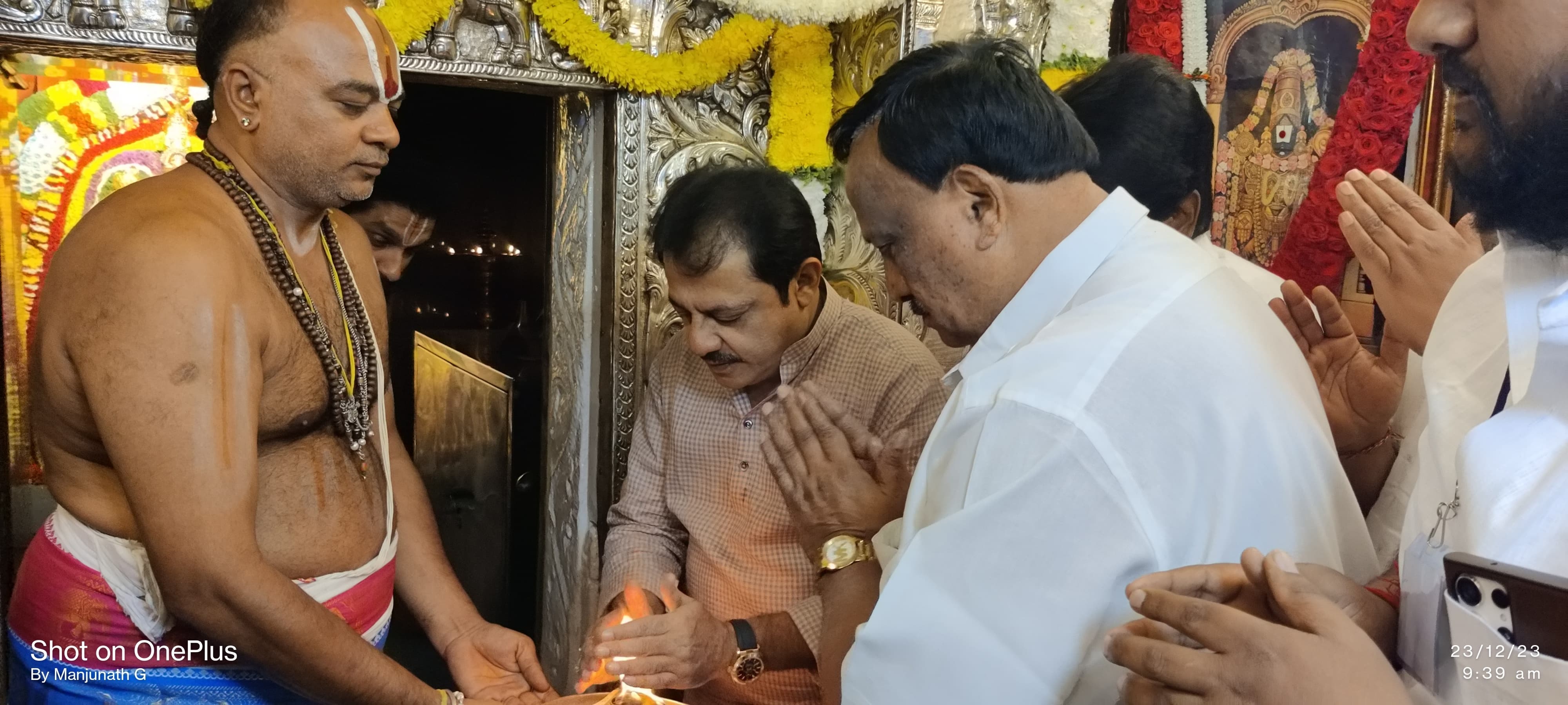 ವೈಕುಂಠ ಏಕಾದಶಿ ಪ್ರಯುಕ್ತ ವಸತಿ ಸಚಿವ ಜಮೀರ್ ಅಹಮದ್ ಖಾನ್‌ ಬೆಂಗಳೂರಿನ ಕೋಟೆ ವೆಂಕಟರಾಮಣ ದೇವಾಲಯದಲ್ಲಿ ಪೂಜೆ ಸಲ್ಲಿಸಿದರು