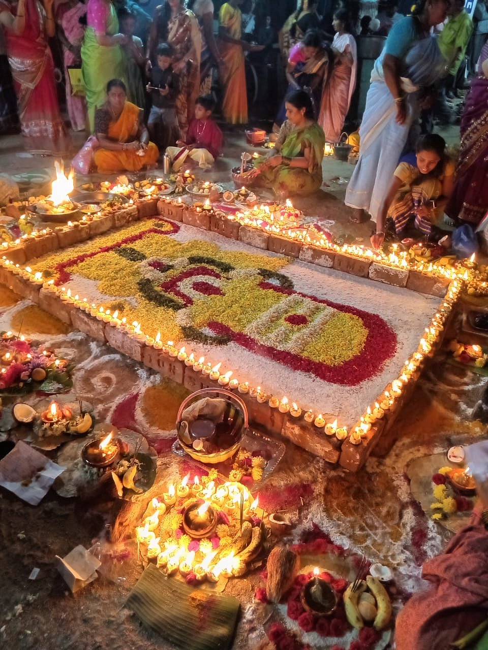 ಕಾಶಿ ವಿಶ್ವೇಶ್ವರ ದೇವಾಲಯದಲ್ಲಿ ದೀಪೋತ್ಸವ