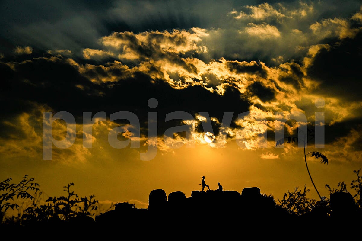 PHOTOS: ಕಲಬುರಗಿ ಕೋಟೆ ಮ್ಯಾಲೆ ನೇಸರ ಚೆಲ್ಲಿದ ಬಣ್ಣದ ಓಕುಳಿ