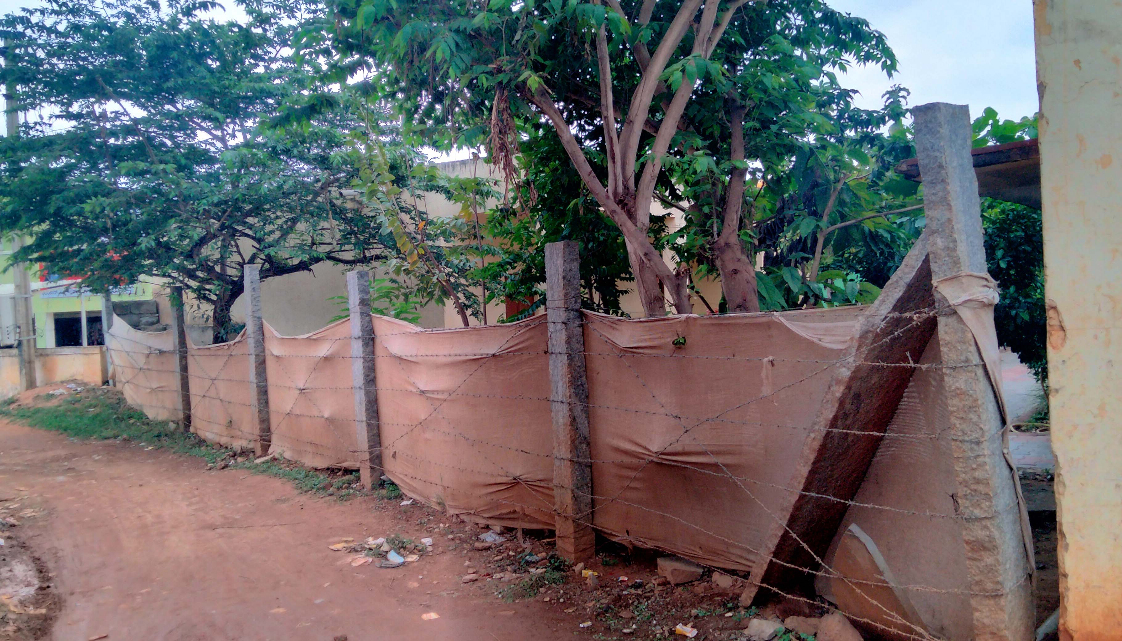 ಶಾಲೆಯ ಬಟ್ಟೆ ಕಾಂಪೌಂಡ್