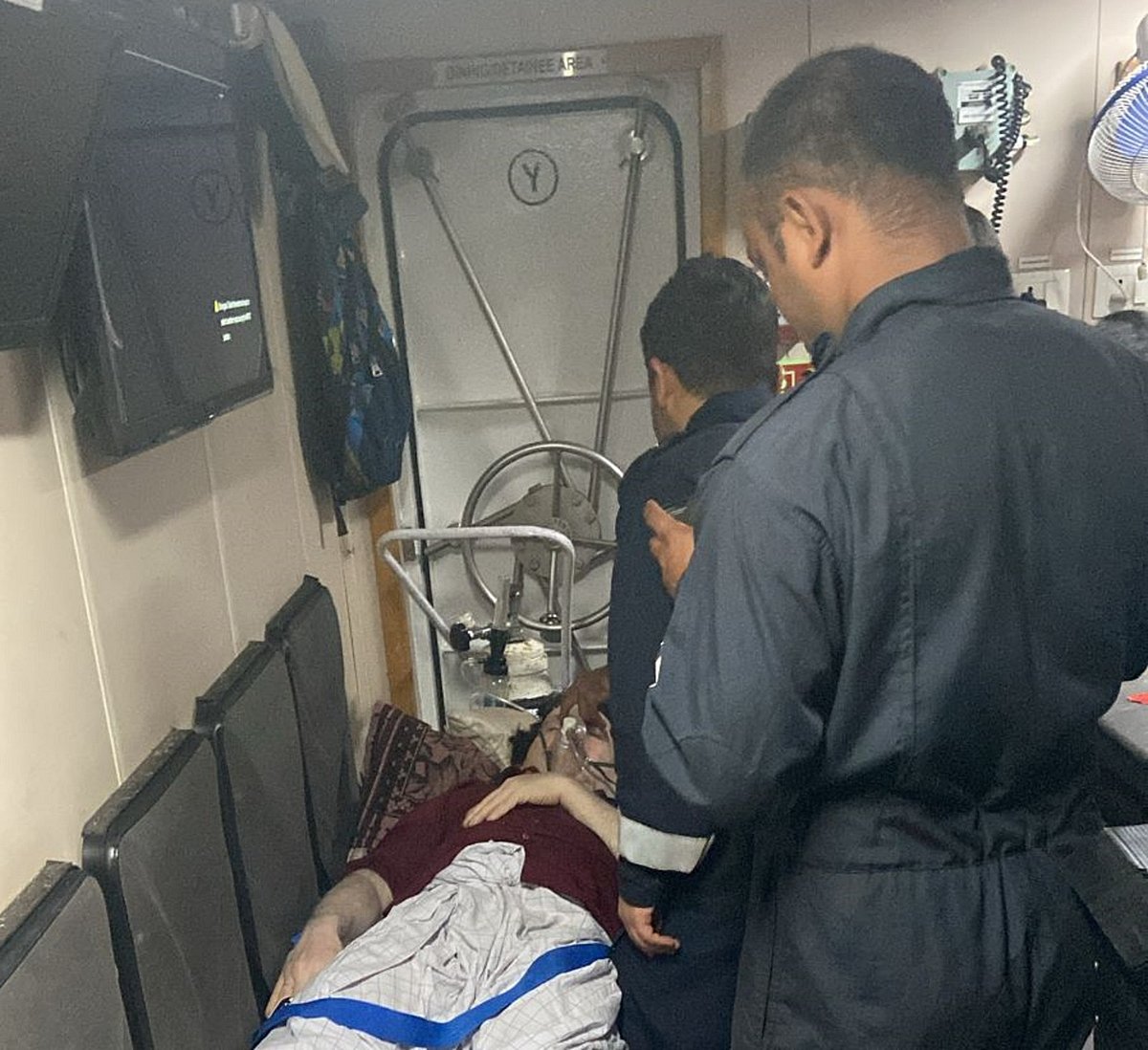 ಕರಾವಳಿ ರಕ್ಷಣಾ ಪಡೆಯಿಂದ ಸಮುದ್ರದಲ್ಲಿ ಸ್ಮೃತಿ ತಪ್ಪಿದ್ದ ನಾವಿಕನ ರಕ್ಷಣೆ