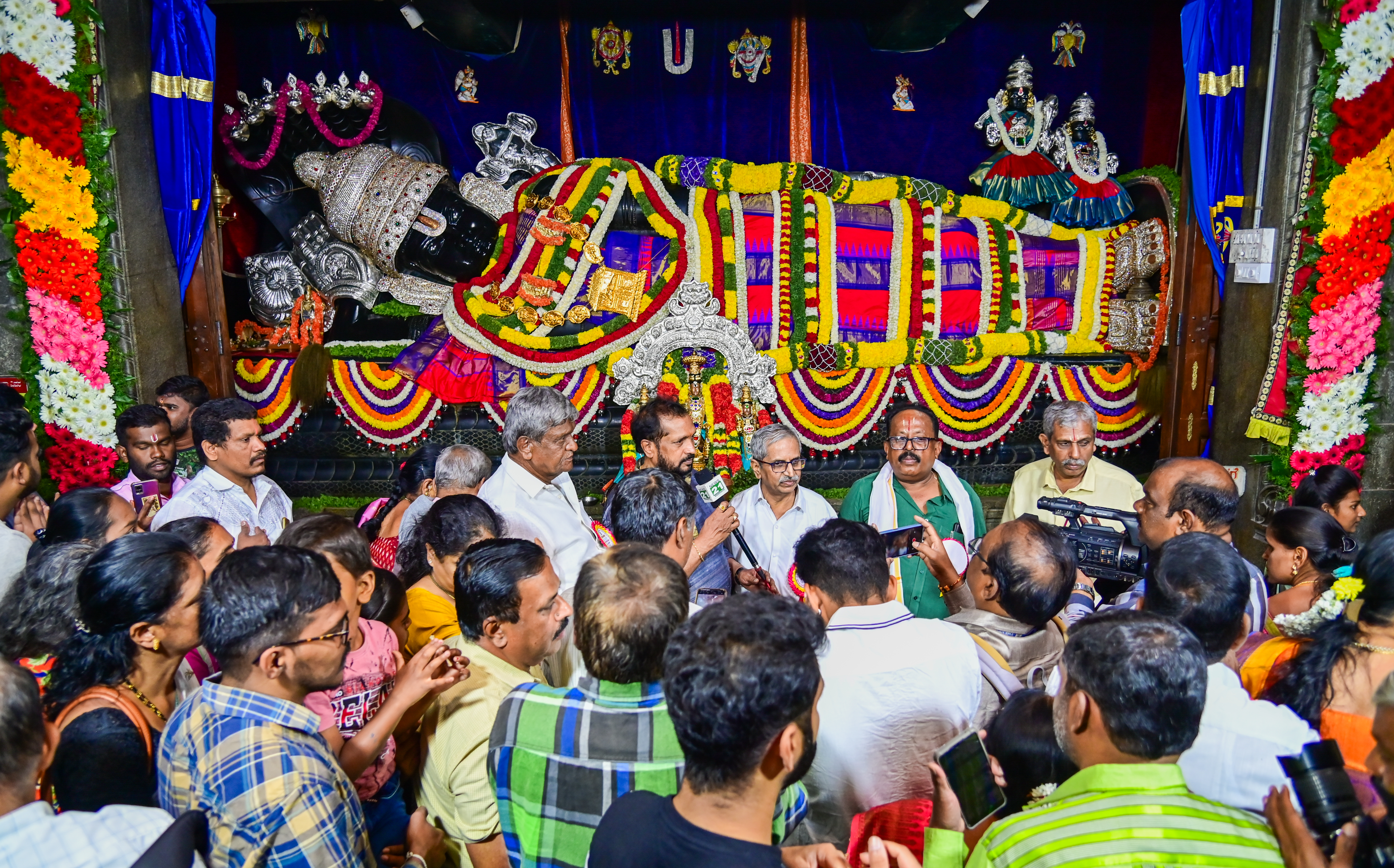 ನಗರದ ರಾಜಾಜಿನಗರ 5ನೇ ಹಂತದಲ್ಲಿ ಇರುವ ಕೈಲಾಸ ವೈಕುಂಠ ಮಹಾಕ್ಷೇತ್ರದಲ್ಲಿ ಭಕ್ತರು ದೇವರ ದರ್ಶನ ಪಡೆದರು –ಪ್ರಜಾವಾಣಿ ಚಿತ್ರ