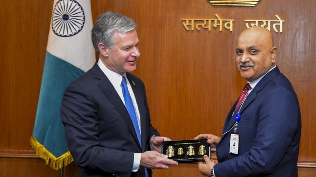 ಸೈಬರ್ ಅಪರಾಧಗಳ ಪತ್ತೆ: ದೆಹಲಿ ಪೊಲೀಸ್ ಆಯುಕ್ತರ ಭೇಟಿ ಮಾಡಿದ FBI ನಿರ್ದೇಶಕ