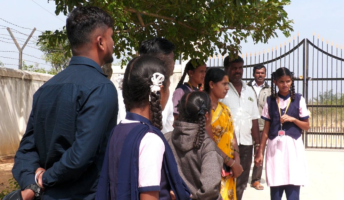 ಯಲುವಳ್ಳಿ ಮೊರಾರ್ಜಿ ದೇಸಾಯಿ ಶಾಲೆ: ಮಕ್ಕಳನ್ನು ಮನೆಗೆ ಕರೆದೊಯ್ಯುತ್ತಿರುವ ಪೋಷಕರು