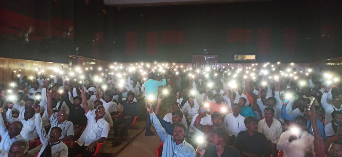 ಮಾದಿಗರ ಸಮಾವೇಶದಲ್ಲಿ ಸಮಾಜದವರು ಮೊಬೈಲ್‌ ಟಾರ್ಚ್‌ ಹಾಕಿ ಒಳಮೀಸಲಾತಿ ಹೋರಾಟಕ್ಕೆ ಬೆಂಬಲ ಸೂಚಿಸಿದರು