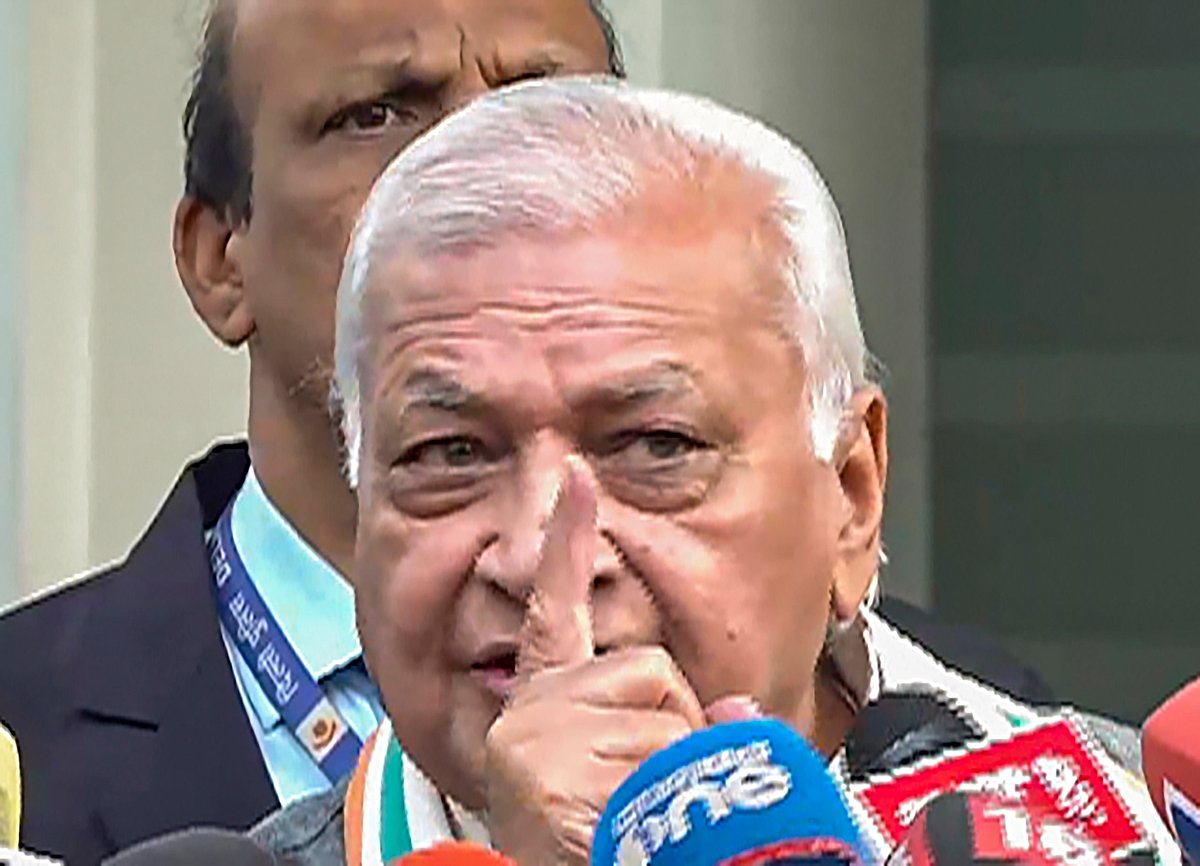 ಜನನಿಬಿಡ ರಸ್ತೆಯಲ್ಲಿ ರಾಜ್ಯಪಾಲರ ವಾಕಿಂಗ್: ವ್ಯಂಗ್ಯವಾಡಿದ ಪಿಣರಾಯಿ ವಿಜಯನ್  