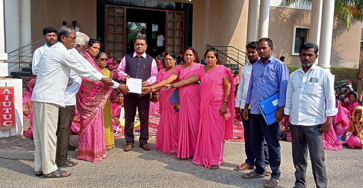 ಗುತ್ತಿಗೆ-ಹೊರಗುತ್ತಿಗೆ ಕಾರ್ಮಿಕರ ಸೇವೆ ಕಾಯಂಗೊಳಿಸಿ: ಎಐಯುಟಿಯುಸಿ 

