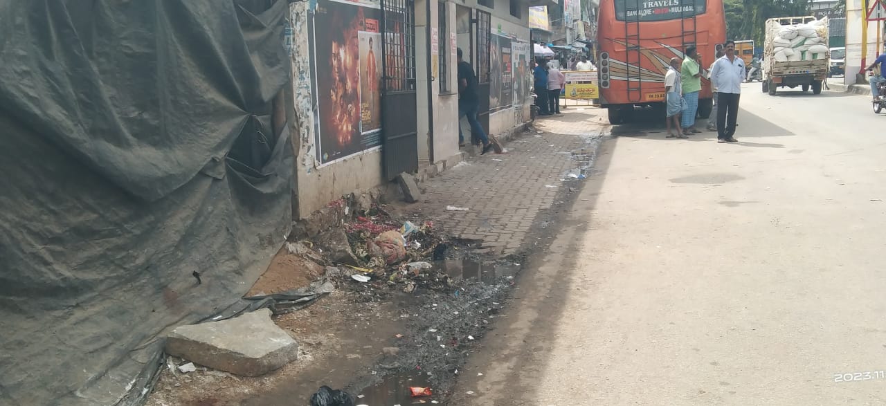 ನಗರದ ಕೆಇಬಿ ವೃತ್ತದಲ್ಲಿ ಕಾರ್ಯ ನಿರ್ವಹಿಸುತ್ತಿರುವ ಏಕೈಕ ಶೌಚಾಲಯ ನಿರ್ವಹಣೆ ಇಲ್ಲದೆ ಕಸ ಕಡ್ಡಿಗಳಿಂದ ಕೂಡಿರುವುದು.