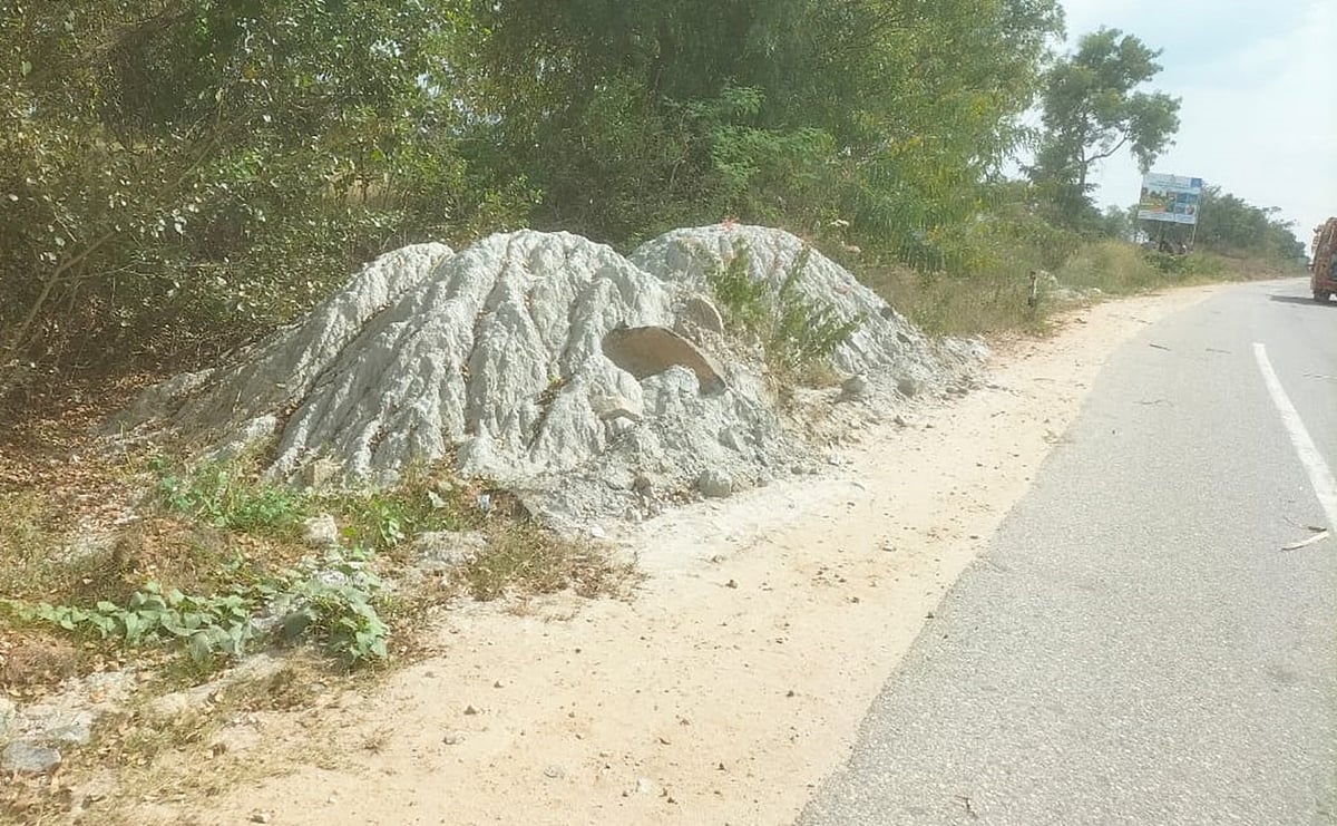 ಗುಂಡ್ಲುಪೇಟೆ: ಕ್ರಷರ್‌ ತ್ಯಾಜ್ಯ ರಸ್ತೆ ಬದಿಗೆ, ಜನರಿಗೆ ತೊಂದರೆ