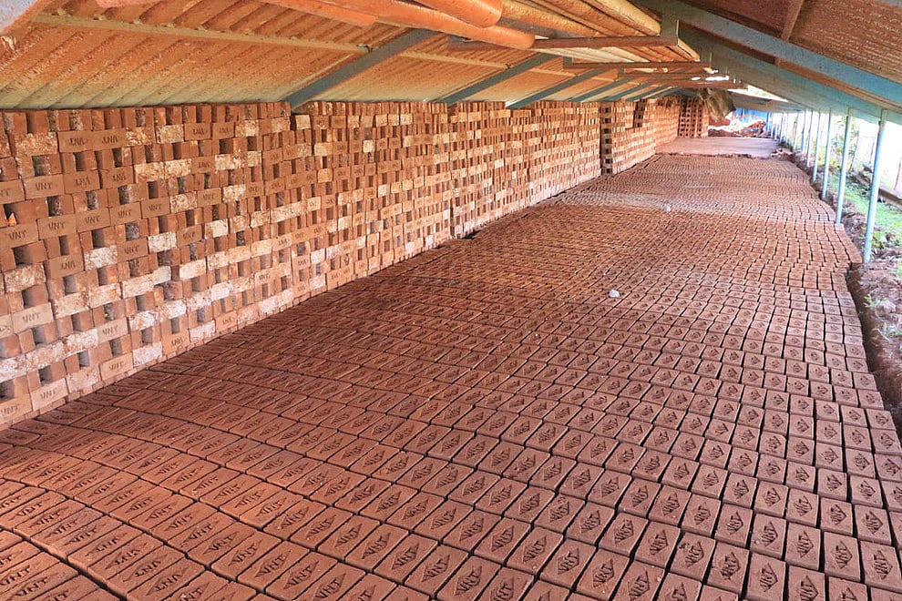 ಕೋಲ್ಕತ್ತ: ಇಟ್ಟಿಗೆ ಗೂಡಿನ ಚಿಮಣಿ ಕುಸಿದು 3 ಕಾರ್ಮಿಕರು ಸಾವು, 30 ಜನರಿಗೆ ಗಾಯ