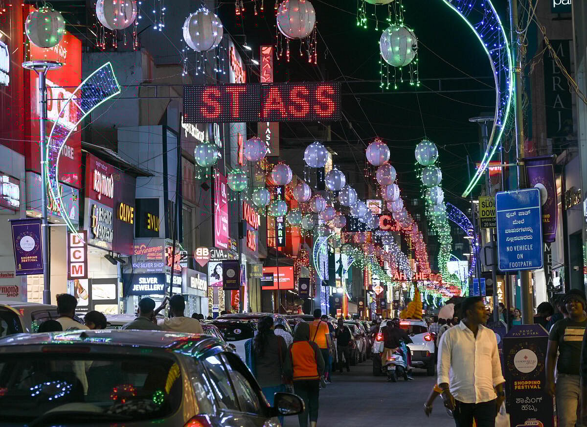 New Year: ವಿದ್ಯುತ್ ದೀಪಾಲಂಕಾರಗಳಿಂದ  ಸಿಂಗಾರಗೊಂಡ ಕಮರ್ಷಿಯಲ್ ಸ್ಟ್ರೀಟ್