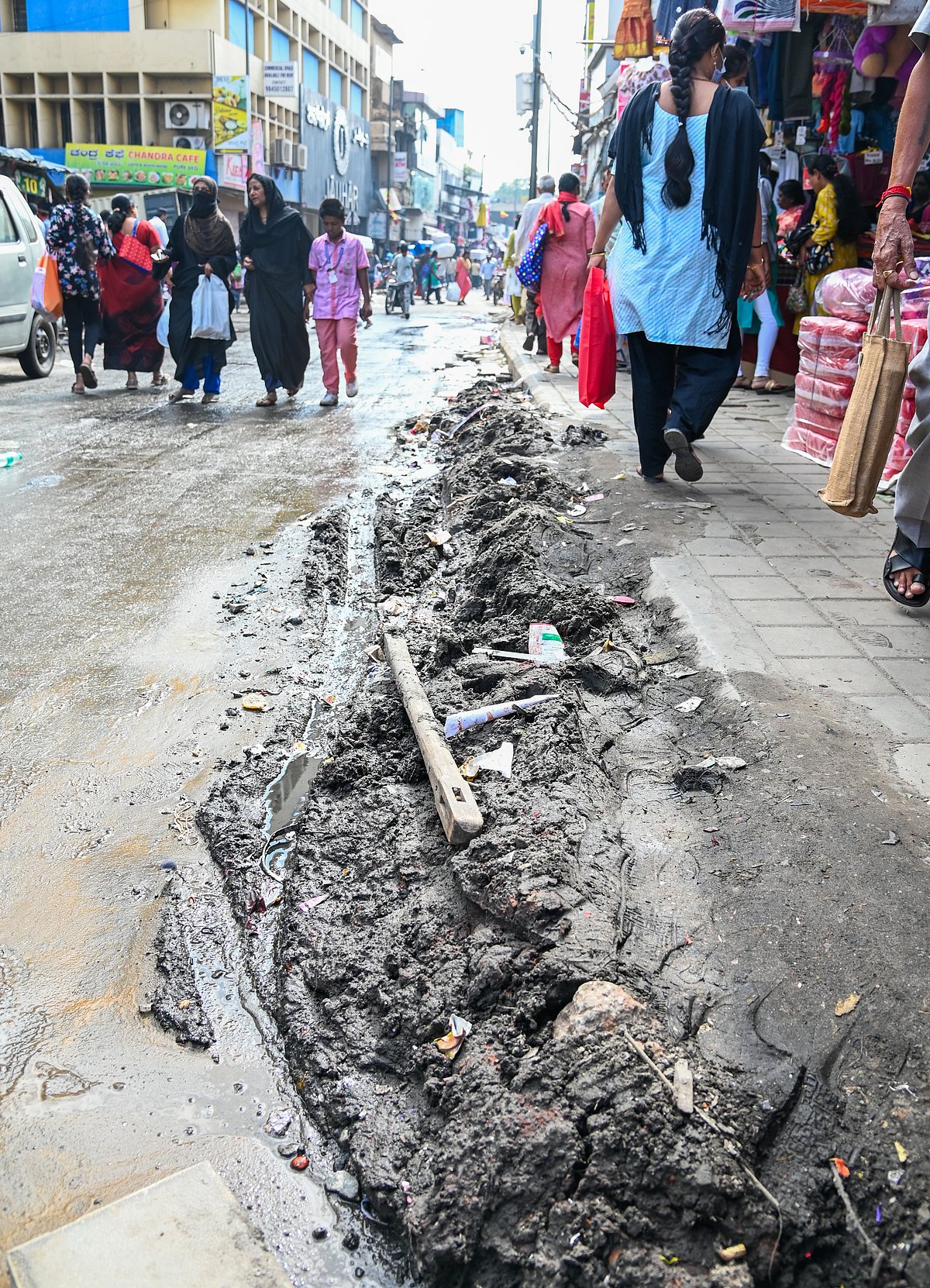 ಅವೆನ್ಯೂ ರಸ್ತೆ: ನಿತ್ಯ ಹರಿಯುತ್ತಿದೆ ಒಳಚರಂಡಿಯ ನೀರು