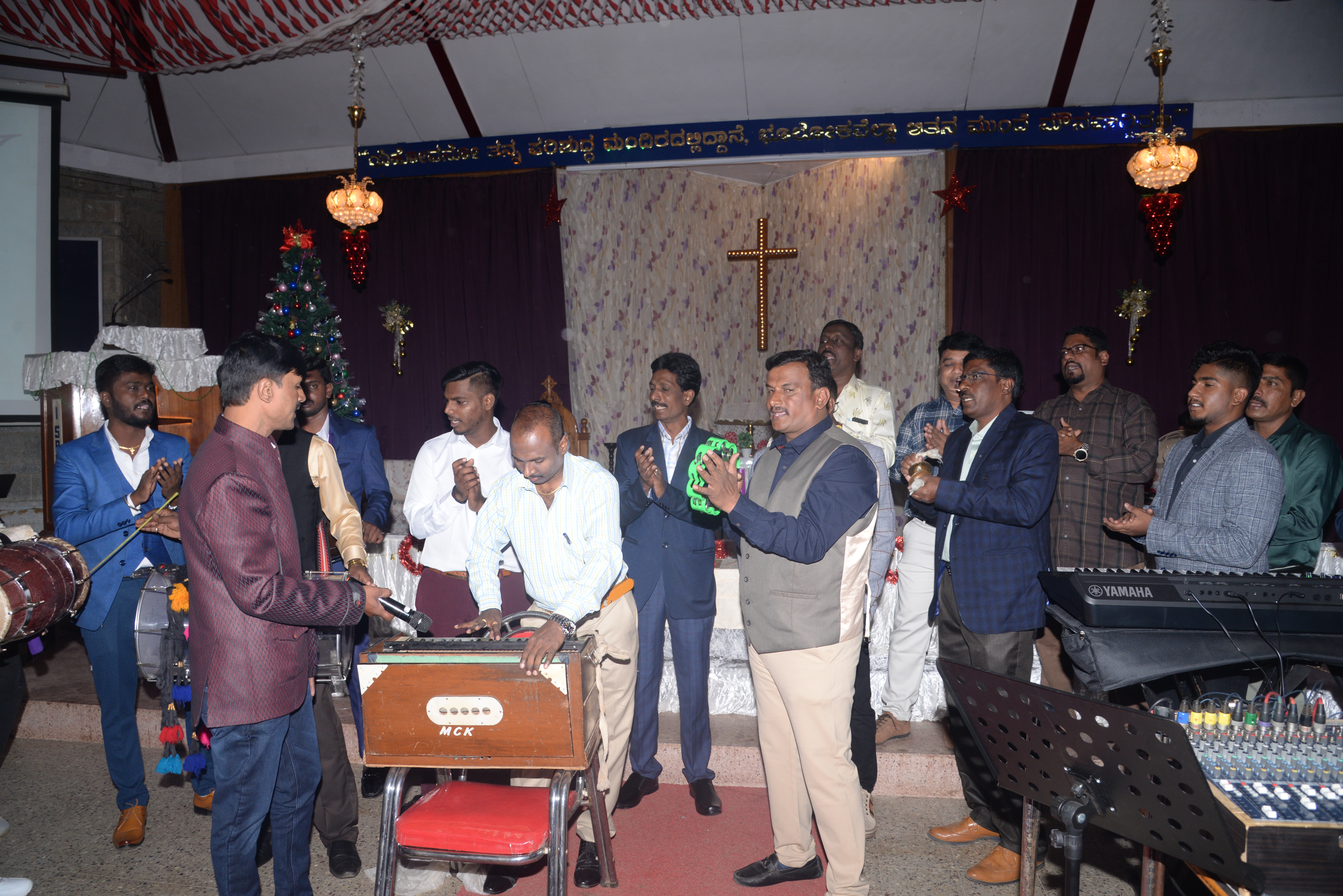 ಕೋಲಾರದ ಮೆಥೋಡಿಸ್ಟ್‌ ಚರ್ಚ್‌ನಲ್ಲಿ ಸೋಮವಾರ ಕ್ರಿಸ್‌ಮಸ್‌ ಅಂಗವಾಗಿ ವಿವಿಧ ಕಾರ್ಯಕ್ರಮ ನಡೆದವು