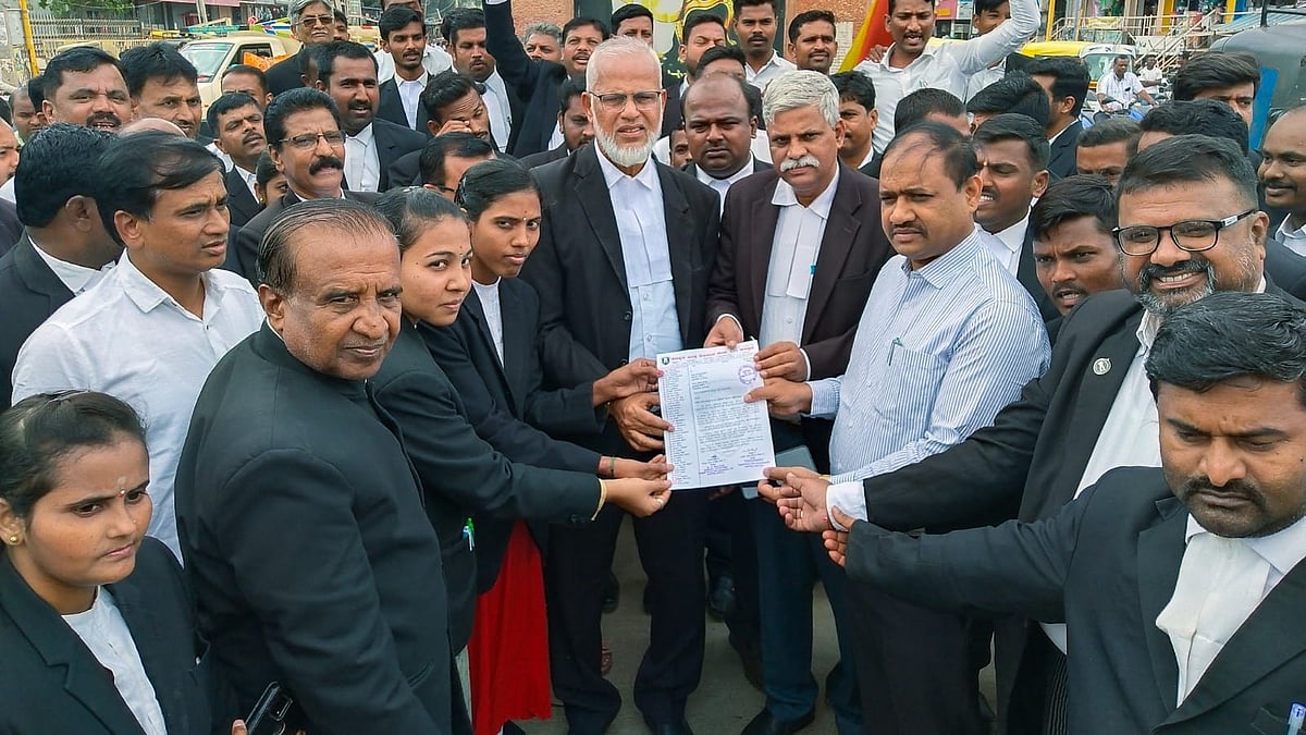 ಕೊಪ್ಪಳ | ವಕೀಲನ ಮೇಲೆ ಹಲ್ಲೆ ಖಂಡಿಸಿ ಜಿಲ್ಲಾ ವಕೀಲರ ಸಂಘದ ಪ್ರತಿಭಟನೆ