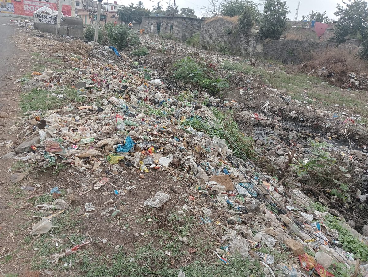 ಕಮಲನಗರ | ಕಸದ ತೊಟ್ಟಿಗಳಾದ ಖಾಲಿ ನಿವೇಶನ: ಸೊಳ್ಳೆಗಳ ಕಾಟ; ಜನರ ನೆಮ್ಮದಿಗೆ ಭಂಗ 