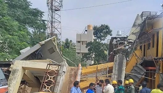 ಮೊಬೈಲ್ ಟವರ್ ಬಿದ್ದು ಕುಸಿದ ಮನೆ: 11 ಮಂದಿ ರಕ್ಷಣೆ