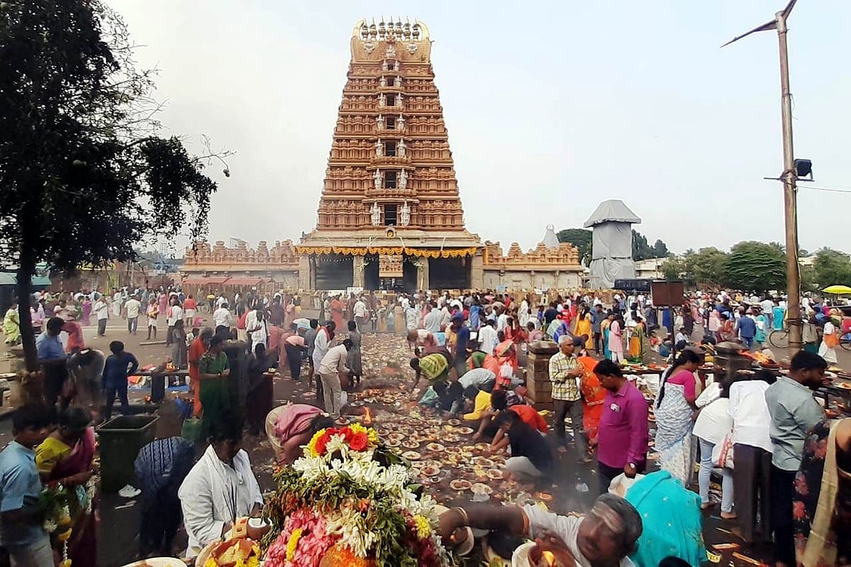 ಶ್ರೀಕಂಠೇಶ್ವರ ದೇವಾಲಯದಲ್ಲಿ ಭಕ್ತ ಸಾಗರ