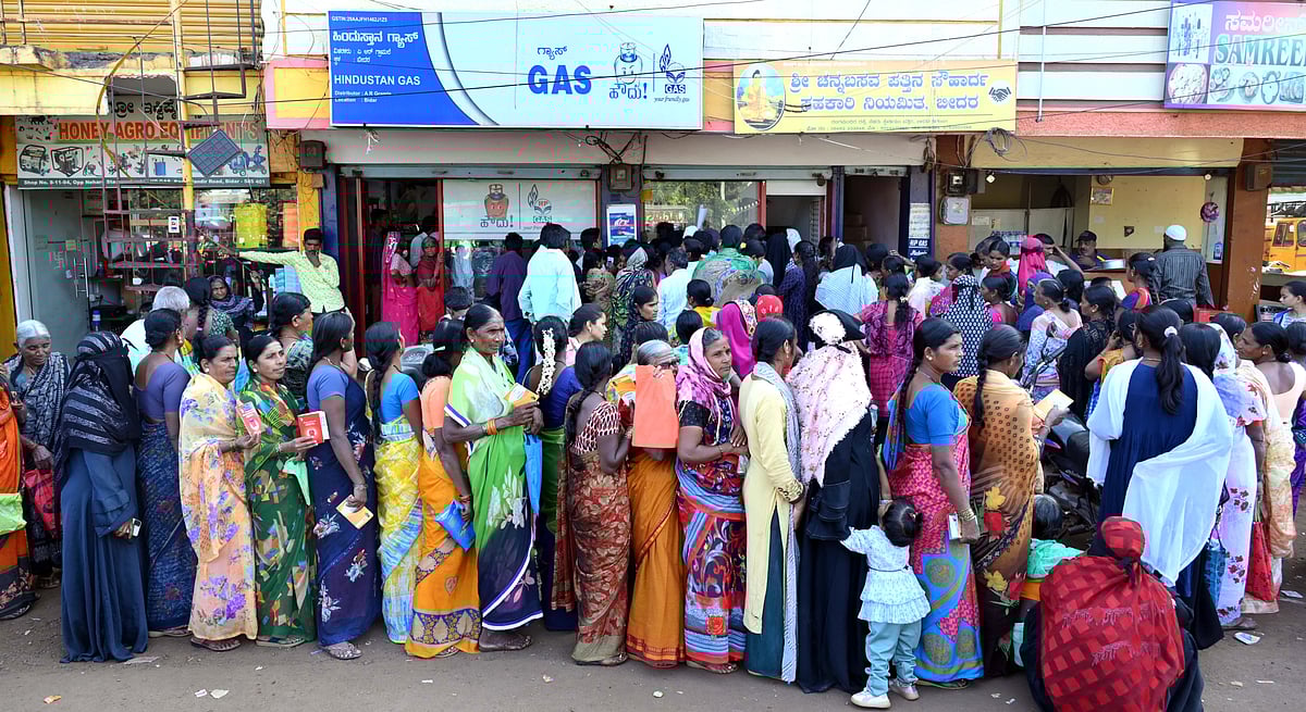 ಬೀದರ್‌ | ಸುಳ್ಳು ಸುದ್ದಿ; ಇ–ಕೆವೈಸಿಗೆ ಮುಗಿಬಿದ್ದ ಜನ