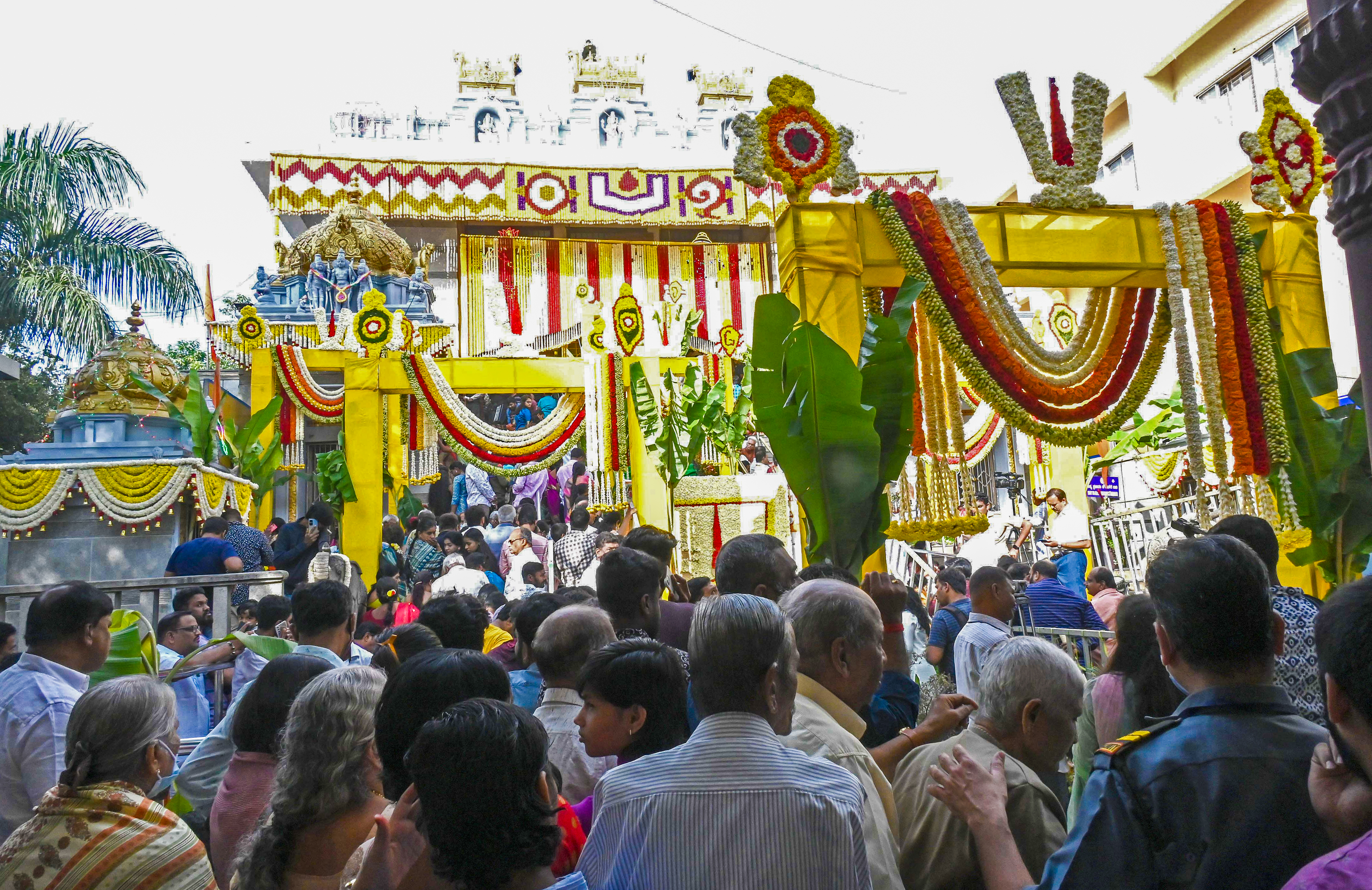 ನಗರದ ವೈಯಾಲಿಕಾವಲ್‌ನಲ್ಲಿರುವ ತಿರುಪತಿ ತಿರುಮಲ ದೇವಸ್ಥಾನದ ಮುಂದೆ ಶನಿವಾರ ವೈಕುಂಠ ಏಕಾದಶಿ ಭಕ್ತಾದಿಗಳು ಸಾಲು ನಿಂತಿರುವ ದೃಶ್ಯ –ಪ್ರಜಾವಾಣಿ ಚಿತ್ರ