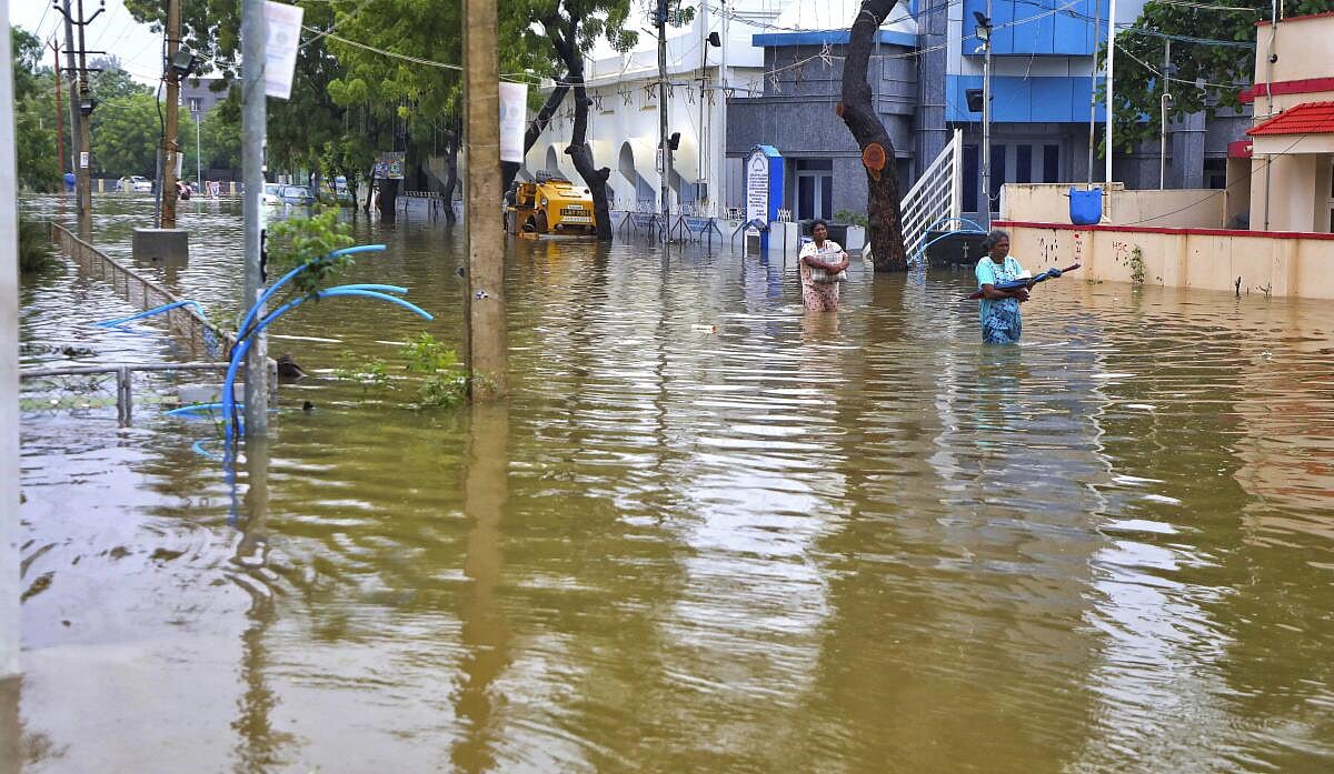 ತಮಿಳುನಾಡಿನಲ್ಲಿ ಭಾರೀ ಮಳೆ: ರೈಲ್ವೆ ನಿಲ್ದಾಣದಲ್ಲಿ ಸಿಲುಕಿದ 800 ಪ್ರಯಾಣಿಕರು