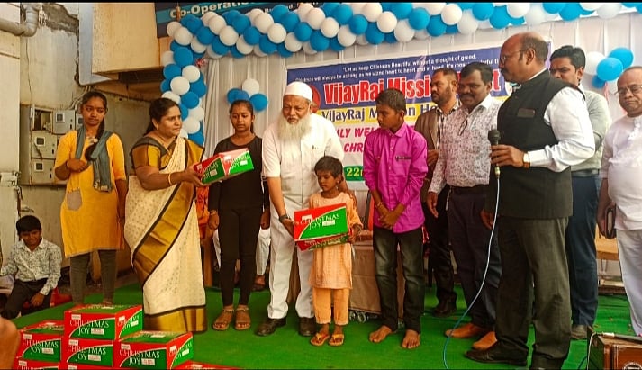 ಬೀದರ್: ಕ್ರಿಸ್ಮಸ್ ನಿಮಿತ್ತ ಬಟ್ಟೆ ವಿತರಣೆ