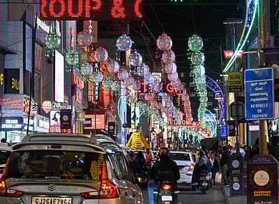 ಶಿವಾಜಿನಗರದ ಕಮರ್ಷಿಯಲ್ ಸ್ಟ್ರೀಟ್‌ನಲ್ಲಿ ವಿದ್ಯುತ್ ದೀಪಾಲಂಕಾರ