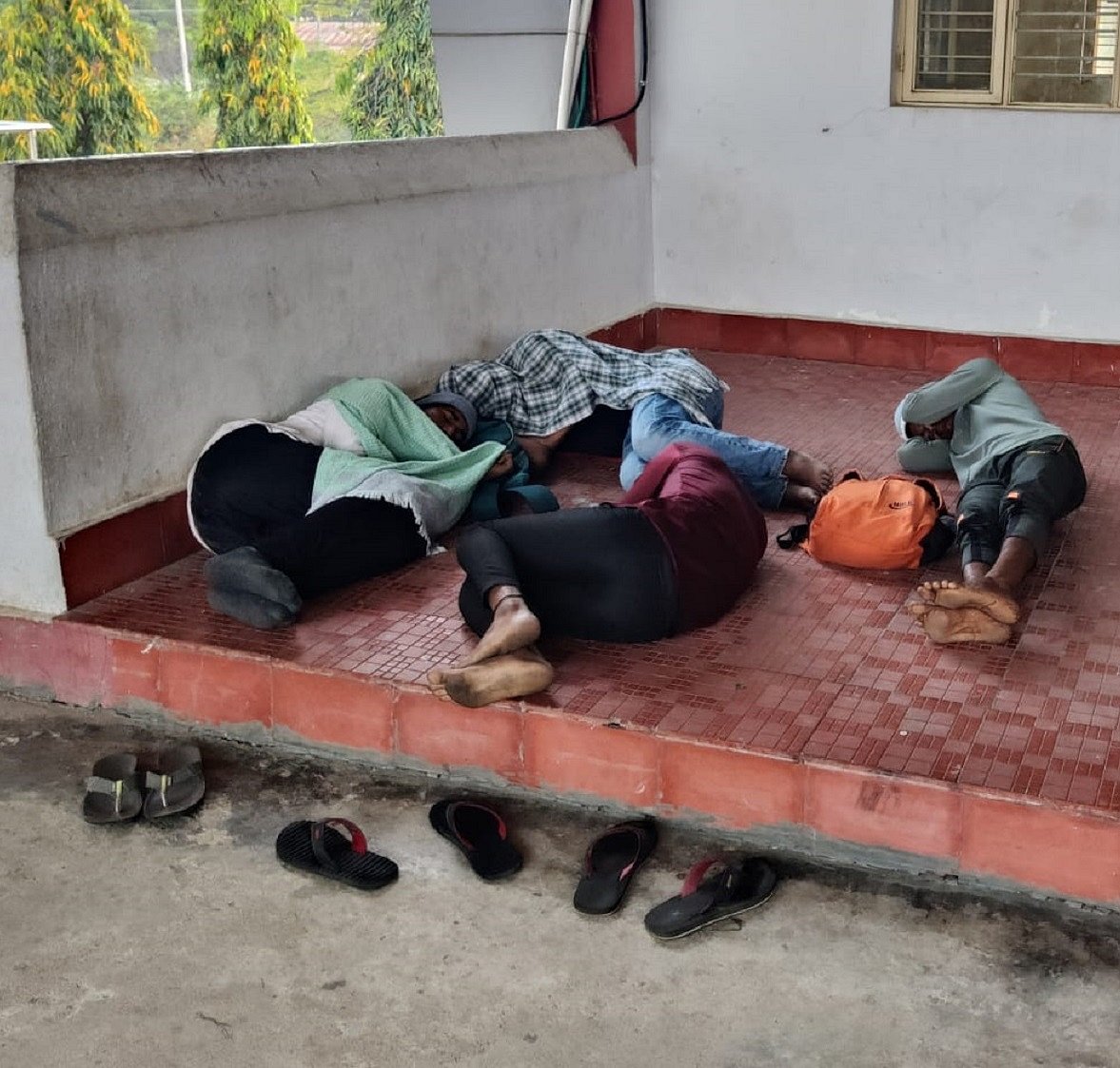 Police Exam: ವ್ಯವಸ್ಥೆ ಇಲ್ಲದೆ ತೊಂದರೆ,  ಬಸ್‌, ರೈಲು ನಿಲ್ದಾಣದಲ್ಲೇ ನಿದ್ದೆ