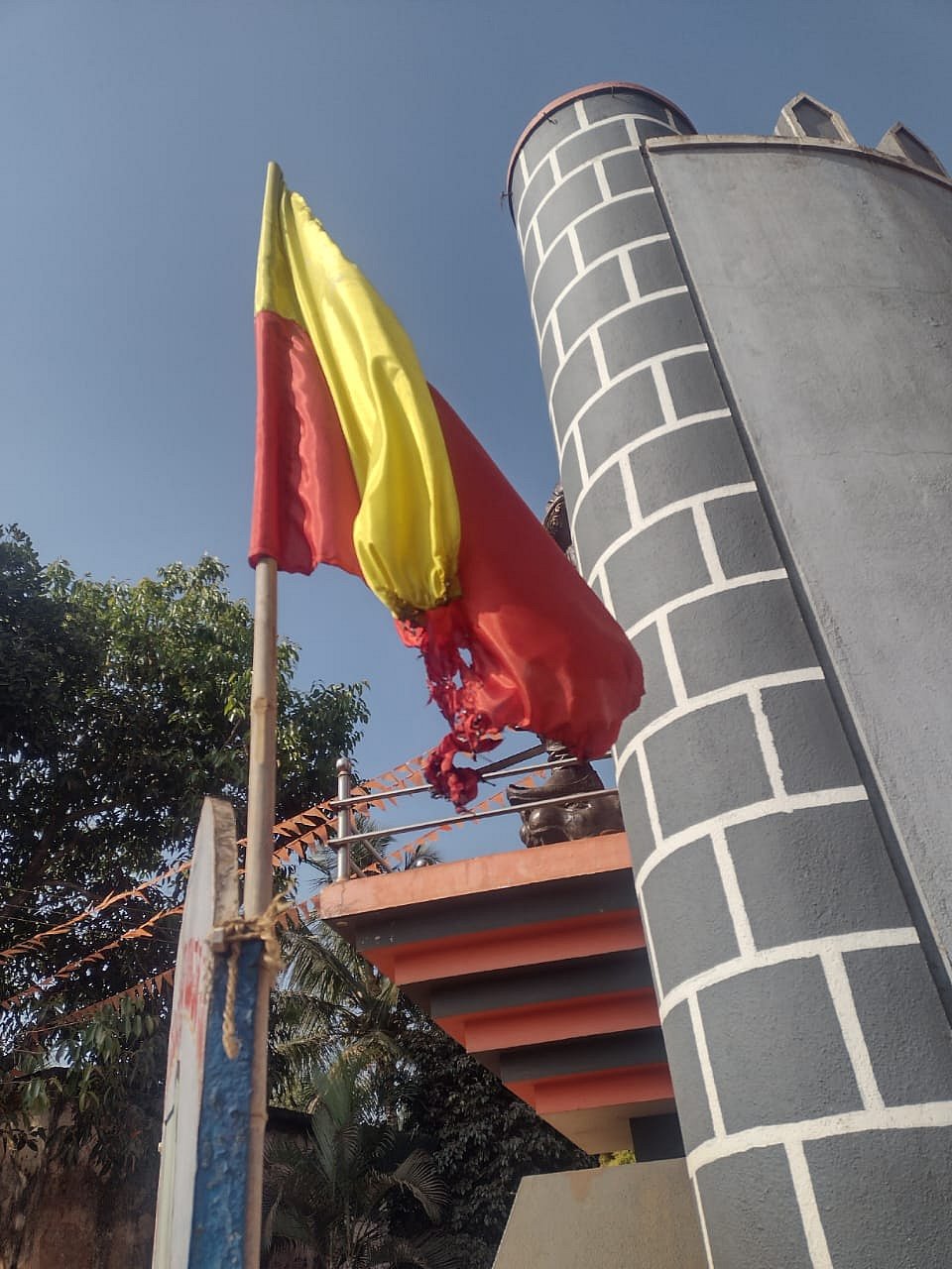 ಬೆಳಗಾವಿ: ಕನ್ನಡ ಧ್ವಜ ಸುಟ್ಟ ಕಿಡಿಗೇಡಿಗಳು