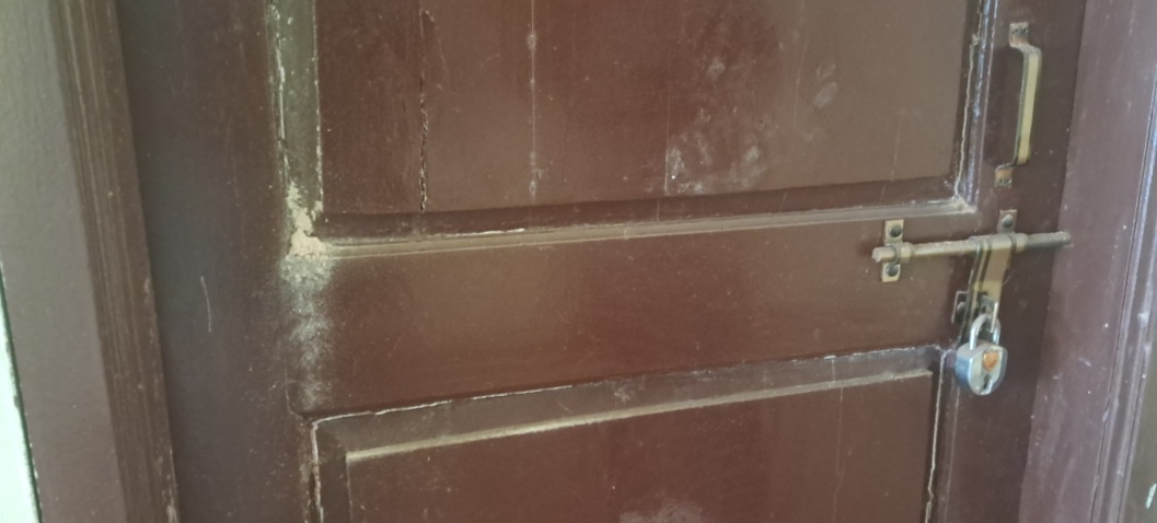 ವಸತಿ ಸಮುಚ್ಛಯದ ಮನೆಯೊಂದರ ಬಾಗಿಲು ಹಾಳಾಗಿರುವುದು