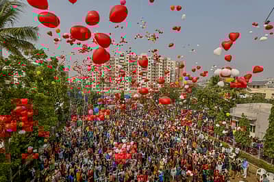 ಅಲಹಾಬಾದ್‌ನಲ್ಲಿ  ಬಲೂನ್‌ಗಳನ್ನು ಆಕಾಶಕ್ಕೆ ಹಾರಿಸುವ ಮೂಲಕ ವರ್ಷದ  ಮೊದಲ ದಿನವನ್ನು ಜನರು ಸ್ವಾಗತಿಸಿದರು