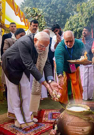 ಪೊಂಗಲ್ ಹಬ್ಬದ ಪ್ರಯುಕ್ತ   ಆಯೋಜಿಸಲಾದ ಕಾರ್ಯಕ್ರಮದಲ್ಲಿ ಪೂಜೆ ಸಲ್ಲಿಸುತ್ತಿರುವ  ಪ್ರಧಾನಮಂತ್ರಿ ನರೇಂದ್ರ ಮೋದಿ.