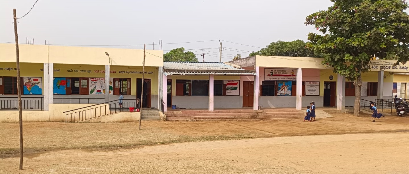 ಬೆಳಗಾವಿ ತಾಲ್ಲೂಕಿನ ನಂದಿಹಳ್ಳಿಯಲ್ಲಿ ಒಂದೇ ಆವರಣದಲ್ಲಿರುವ ಸರ್ಕಾರಿ ಕನ್ನಡ ಮತ್ತು ಮರಾಠಿ ಪ್ರಾಥಮಿಕ ಶಾಲೆಗಳು– ಪ್ರಜಾವಾಣಿ ಚಿತ್ರ:ಇಮಾಮ್‌ಹುಸೇನ್‌ ಗೂಡುನವರ