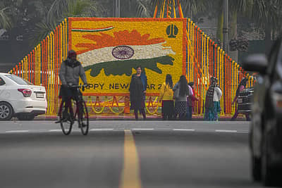 ದೆಹಲಿಯಲ್ಲಿ ಹೊಸ ವರ್ಷದ ಅಂಗವಾಗಿ ಹೂವಿನಿಂದ ಅಲಂಕರಿಸಿರುವ ಬ್ಯಾನರ್‌ ಬಳಿ ಜನರು ಫೋಟೊಗೆ ಪೋಸ್‌ ಕೊಡುತ್ತಿರುವುದು