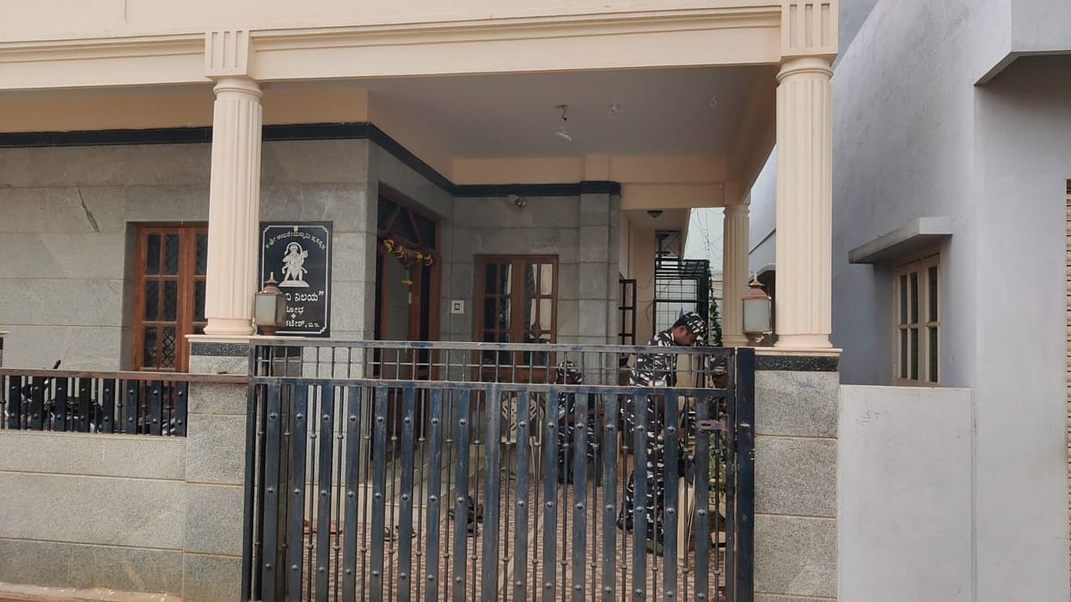 ಸಚಿವ ಸುಧಾಕರ್ ಆಪ್ತ, ಕೋಚಿಮುಲ್ ನಿರ್ದೇಶಕನ ಮನೆ ಮೇಲೆ ಇ.ಡಿ ದಾಳಿ