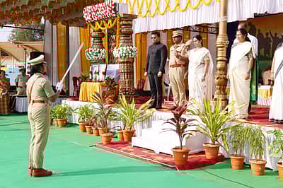 ಉಡುಪಿಯ ಜಿಲ್ಲಾಡಳಿತ ವತಿಯಿಂದ ಅಜ್ಜರಕಾಡು ಮಹಾತ್ಮ ಗಾಂಧಿ ಜಿಲ್ಲಾ ಕ್ರೀಡಾಂಗಣದಲ್ಲಿ ಗಣರಾಜ್ಯೋತ್ಸವ ದಿನಾಚರಣೆ ಅಂಗವಾಗಿ ಜಿಲ್ಲಾ ಉಸ್ತುವಾರಿ ಸಚಿವರಾದ  ಲಕ್ಷ್ಮೀ ಆರ್. ಹೆಬ್ಬಾಳ್ಕರ್ ಧ್ವಜಾರೋಹಣ ನೆರವೇರಿಸಿದರು 