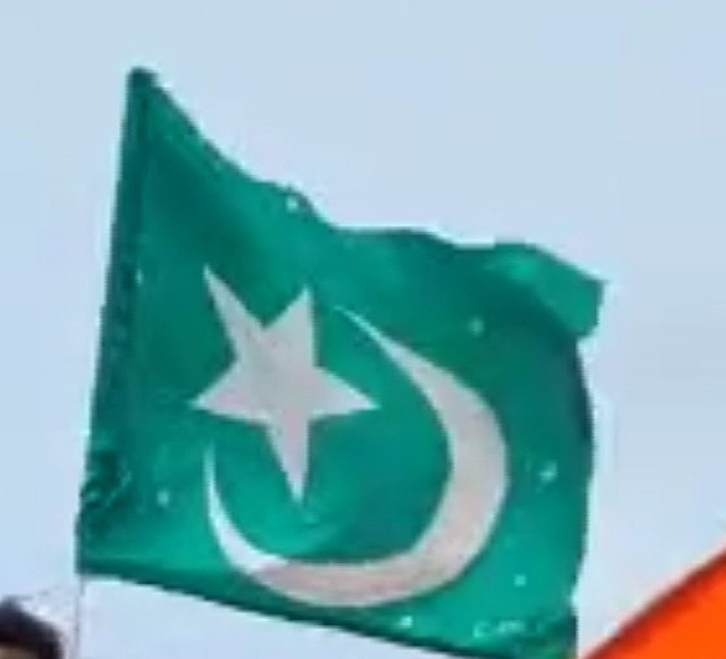 ಶಿವಾಜಿನಗರದ ಚಾಂದಿನಿ ಚೌಕ್‌ನಲ್ಲಿ ಹಸಿರು ಧ್ವಜ: ಪೊಲೀಸರಿಂದ ತೆರವು