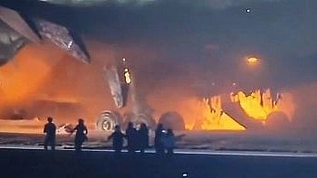 ರನ್‌ವೇನಲ್ಲಿ ಹೊತ್ತಿ ಉರಿದ ಜಪಾನ್ ವಿಮಾನ: ಎಲ್ಲ ಪ್ರಯಾಣಿಕರು ಸುರಕ್ಷಿತ