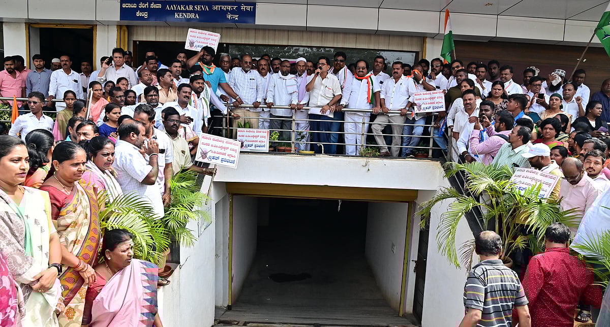 ದಾವಣಗೆರೆ: ಸಂಸದ ಸಿದ್ದೇಶ್ವರ ವಿರುದ್ಧ ‘ಕೈ’ ಪ್ರತಿಭಟನೆ