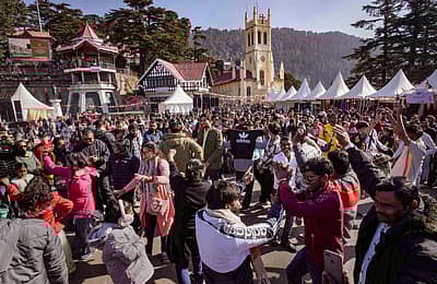 ಶಿಮ್ಲಾದಲ್ಲಿ ಪ್ರವಾಸಿಗರು 2024ರ ಹೊಸ ವರ್ಷದ ಸಂಭ್ರಮಾಚರಣೆಯ ಸಂದರ್ಭದಲ್ಲಿ ನೃತ್ಯ ಮಾಡಿದರು.