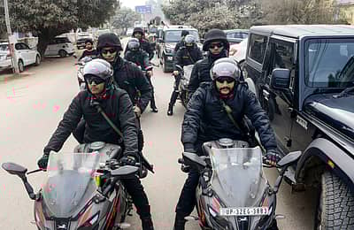 ಅಯೋಧ್ಯೆಯಲ್ಲಿ ಸೇನಾ ಸಿಬ್ಬಂದಿ ಹಾಗೂ ಪೊಲೀಸರು  ವಾಹನಗಳಲ್ಲಿ ಗಸ್ತು ತಿರುಗುತ್ತಿರುವ ದೃಶ್ಯ