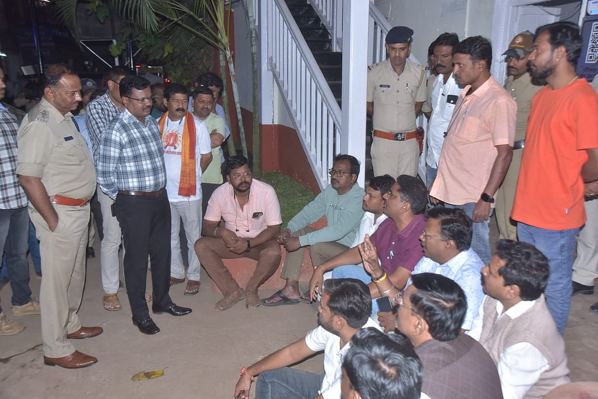 ಹುಬ್ಬಳ್ಳಿ: ಗಲಭೆ ಪ್ರಕರಣದ ಆರೋಪಿ ಬಂಧನ– ಪೊಲೀಸ್ ಠಾಣೆ ಎದುರು ವಿಎಚ್‌ಪಿ ಧರಣಿ