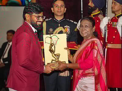 ಅಂಧರ ಕ್ರಿಕೆಟ್‌ನಲ್ಲಿ ಗಮನಾರ್ಹ ಸಾಧನೆ ಮಾಡಿದ ಅಜಯ್ ಕುಮಾರ್ ರೆಡ್ಡಿ ಅರ್ಜನ ಪ್ರಶಸ್ತಿ ಸ್ವೀಕರಿಸಿದರು. 