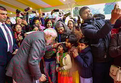 ನವದೆಹಲಿಯಲ್ಲಿ ಆಯೋಜಿಸಲಾದ ಕಾರ್ಯಕ್ರಮದಲ್ಲಿ ಪುಟ್ಟ ಮಕ್ಕಳೊಂದಿಗೆ ನರೇಂದ್ರ ಮೋದಿ.